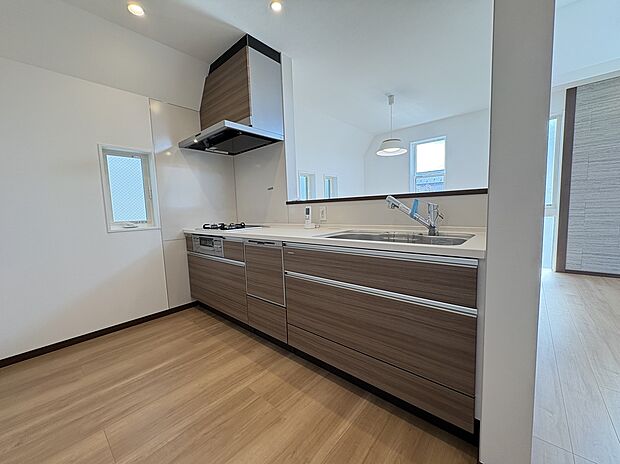 【【キッチン】】リビング・ダイニングにいるお子様やペットの様子を見守りながら料理ができる、開放感のある対面式キッチンです。小窓があり、自然換気できます。