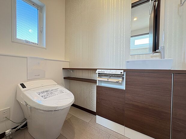 【【トイレ/2階】】年間を通して快適に使用できる、温水洗浄便座付き。2階トイレはタンクレス仕様です。新鮮な空気を取り込める小窓が設置されています。