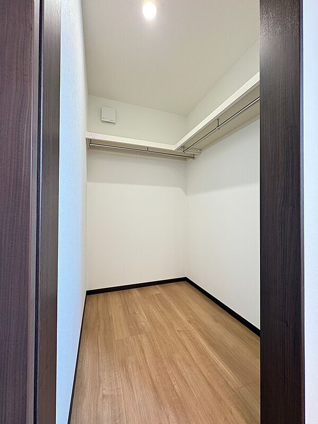 【【ウォークインクローゼット/洋室(約8.01帖)】】ハンガーパイプが設置されています。洋服をハンガーに掛けたまま収納でき、アイロンがけの負担軽減が期待できます。