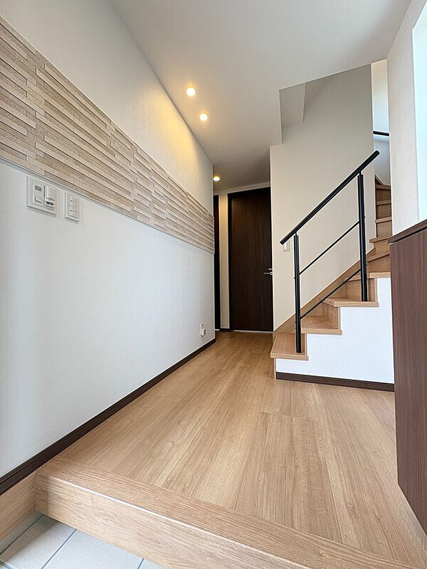 【【玄関ホール】】「エコカラット」が採用された玄関ホール。おしゃれなデザイン性も特徴的で、空間にメリハリをもたらしてくれます。また、玄関ホールの照明は人感センサー付きです。