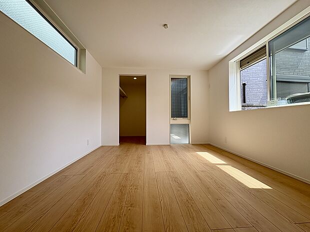 【【洋室(約6.6帖)/C号棟】】広さにゆとりがあり、ウォークインクローゼットが設けられているため、主寝室としてもおすすめ。3面採光が確保された明るい洋室です。