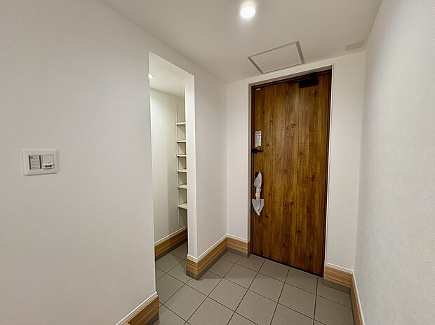 【【玄関/3号棟】】玄関にSICが備わっており、靴のまま出入りできます。ご家族分の靴だけでなく、傘やゴルフバッグなども収納可能。ベビーカー置場としても便利です。