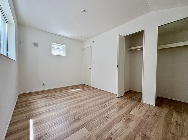 【【洋室(約6.7帖)/1号棟】】洋室の中で一番広く、クローゼットが2つありますので、主寝室としてもおすすめ。ご夫婦それぞれにクローゼットを使用することもでき、居住空間を広く使えます。