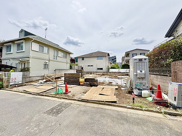 【【前面道路含む現地写真】】コンビニまで徒歩3分、スーパーまで徒歩7分と、毎日のお買い物に便利な立地。暮らしやすさを実感できる、快適な住環境が整っています。