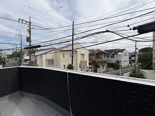 【【現地写真】】南側の2箇所にバルコニー付き。陽光がたっぷり降り注ぎます。/2026.9.25撮影