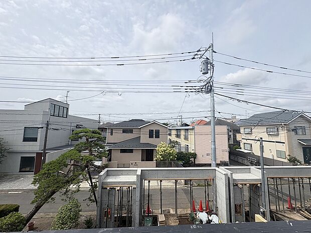 【【現地写真】】4LDK+RFの長期優良住宅。風情ある閑静な邸宅地。南向きリビング、テラス付き。L字型対面キッチンにつき、ご家族との会話が弾みます。/クロス工事中2026.6.15撮影