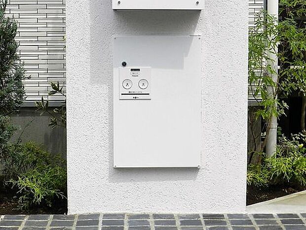 【【宅配ボックス】】宅配ボックスを各住戸に標準装備。ネット通販が多く使われる現代では特に「あったらいいな」の装備です。配達時間を気にせずにお出掛けできますし、家事の最中で出にくいときなどにも便利です。