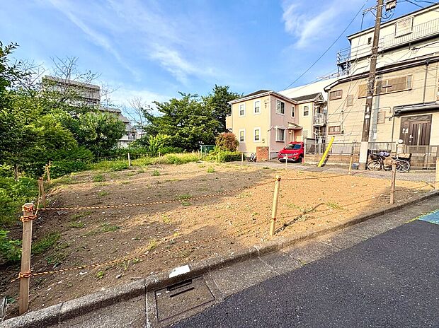 【【現地写真】】カースペース1台分を確保しています。東側前面道路の幅員は約4ｍ、南前面道路の幅員は約2.5ｍです。(2026.6.25撮影)