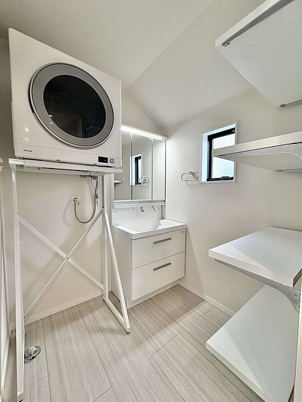 【【洗面室/建物プラン例】】可動棚が設置された明るい洗面室。水回り設備が集約されており、家事動線に配慮されています。《建物面積125.54m2、建物価格2500万円》