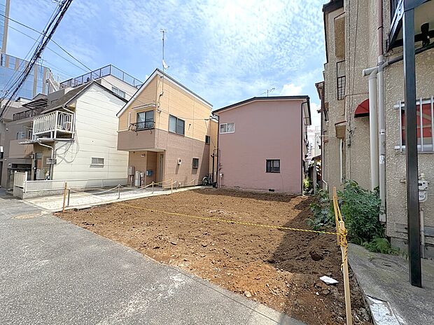 【【前面道路を含む現地写真】】前面道路は、比較的視界の開けた直線道路です。お車の出入り時にも落ち着いて安全確認を行うことができます。/2026年8月1日撮影