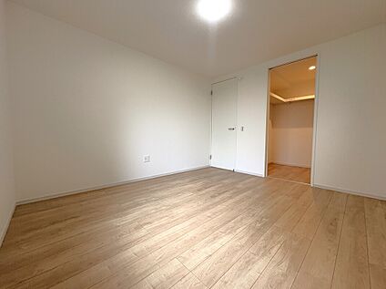 【洋室(約7.0帖)/2号棟】
