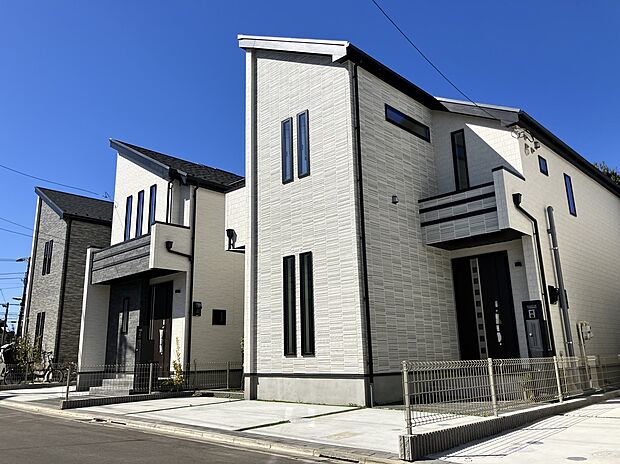 【【外観/完成見本】】快適に長く暮らせる長期優良住宅です。西側の前面道路は幅約6m。車のすれ違いもスムーズで、駐車する際も落ち着いて運転できます。