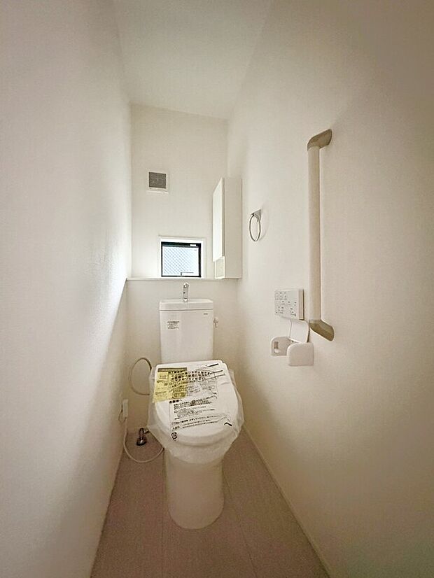 【【1Fトイレ/2号棟】】1号棟・2号棟ともにトイレは各階に配置されており、使用するタイミングが重なっても気兼ねなく使えます。温水洗浄便座付きで、年間を通して快適にご使用いただけます。