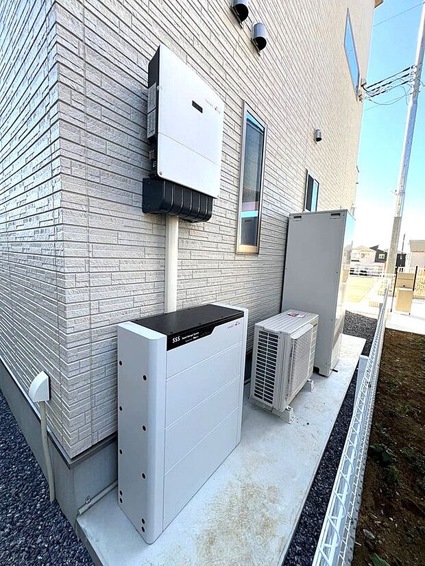 【エコキュート】太陽光の蓄電池とエコキュートの採用です。オール電化仕様の住宅となります。