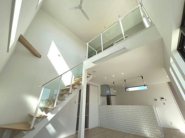 【LDK吹き抜け】明るいLDKです。