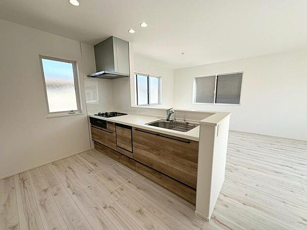 ■キッチンからリビング全体を見渡せるので、ご家族やお客様とコミュニケーションを取りながら家事が出来ます！毎日のお料理も更に楽しくなりそうです！