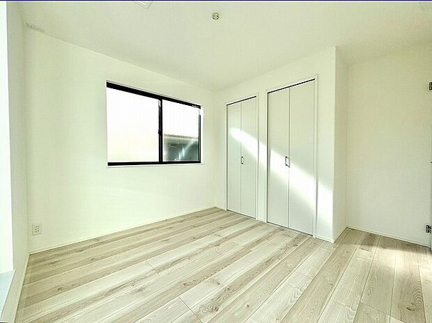 木の温もりがやさしいフローリングで窓からのやさしい光が心地よいプライベートルーム