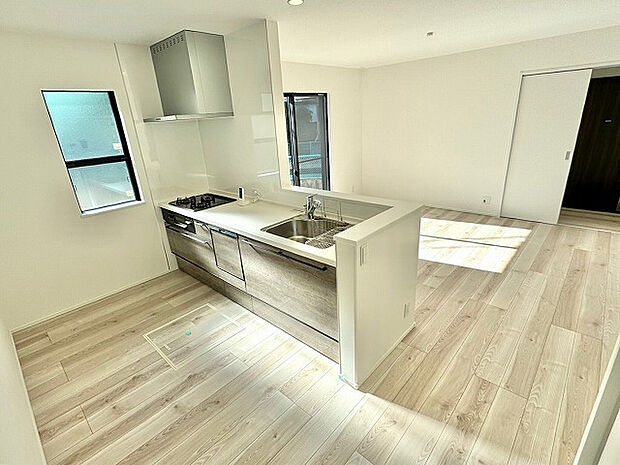 お子様とお話しながら、テレビを見ながら調理できるオープンキッチン!