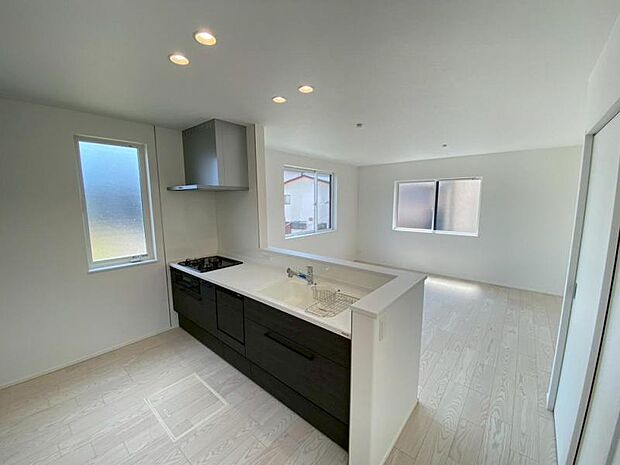 食洗機、3口コンロや浄水器内蔵水栓がついたシステムキッチン!