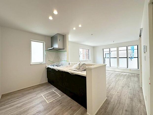 4号棟■キッチンからリビング全体を見渡せるので、ご家族やお客様とコミュニケーションを取りながら家事が出来ます!毎日のお料理も更に楽しくなりそうです!