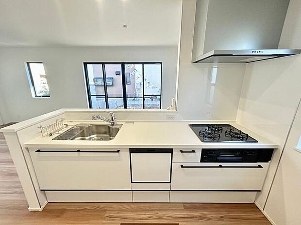 キッチン 家族とおしゃべりしながらお料理もできる対面式を採用。