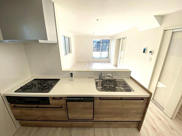 リビングを見渡せる対面オープンキッチン！カウンター下部は奥の物まで取り出しラクラクなスライド収納！床下収納もあり収納豊富！