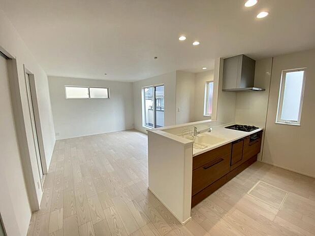 料理をしながらでもご家族との会話を楽しめる対面オープンキッチン!