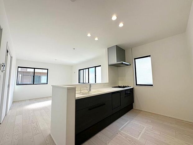 ■キッチンからリビング全体を見渡せるので、ご家族やお客様とコミュニケーションを取りながら家事が出来ます!毎日のお料理も更に楽しくなりそうです!