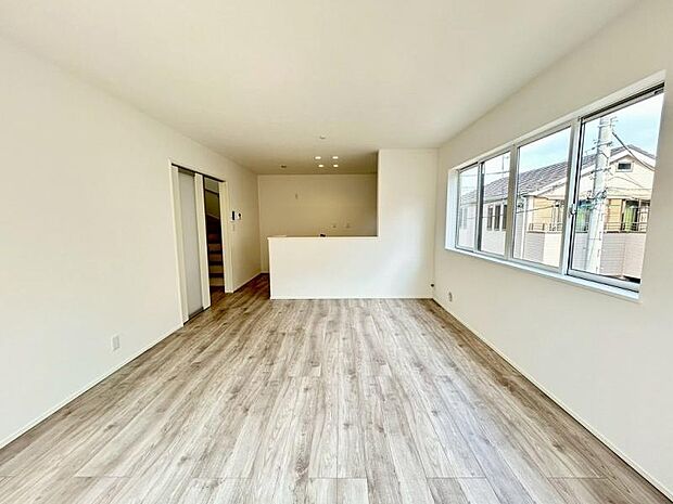 リビング　白を基調とした爽やかな色彩なので家具やカーテンの色を選びやすくなっています。