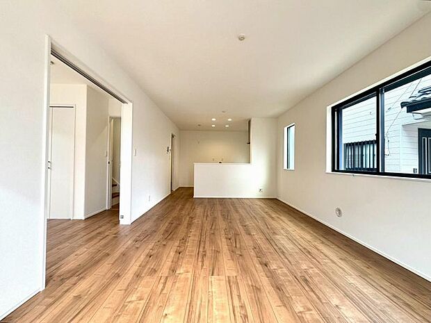 リビング　白と茶色の柔らかな色彩なので家具やカーテンの色を選びやすくなっています。