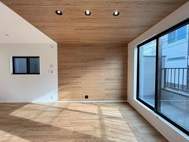 2号棟◆心地よく広々としたリビング空間はご家族に上質な寛ぎの時間をもたらしてくれそうです!