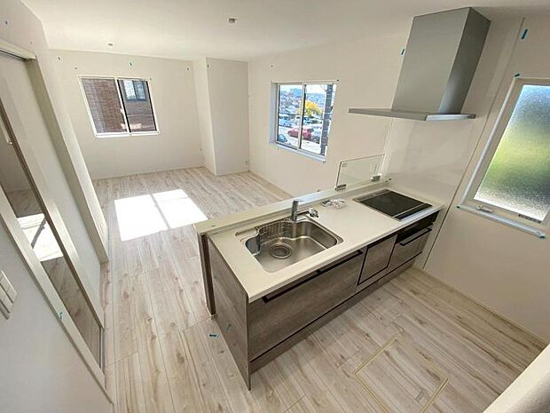 料理をしながらでもご家族との会話を楽しめる対面オープンキッチン!