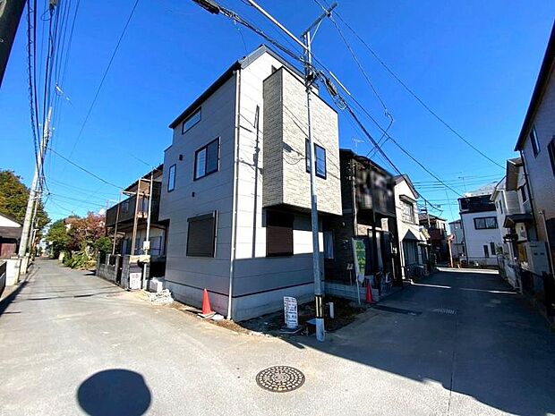 【現地外観写真/2025年11月撮影】学校や緑が多く、穏やかに暮らせる閑静な住宅街!