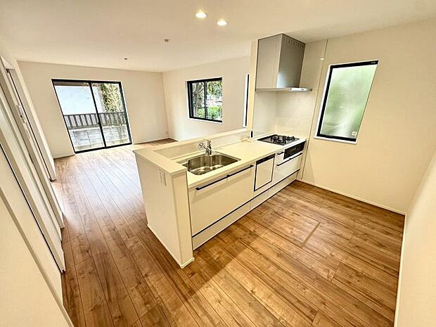 キッチン　家族とおしゃべりしながらお料理もできる対面式を採用。