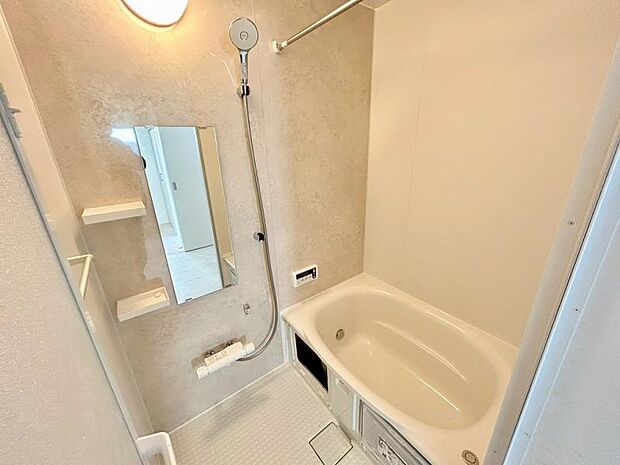 浴室 浴室乾燥機付きなので、雨の日には洗濯物の乾燥室としても利用可能のユニットバス。