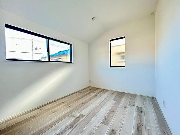 洋室 へこみ傷やすり傷・摩耗に強いワックスフリーの床材を採用!