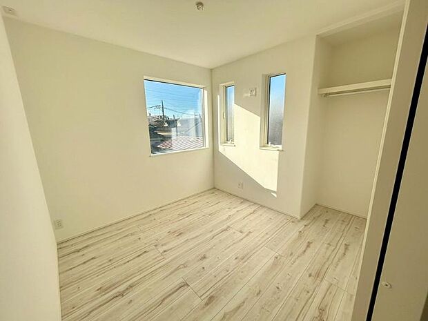 洋室 へこみ傷やすり傷・摩耗に強いワックスフリーの床材を採用。