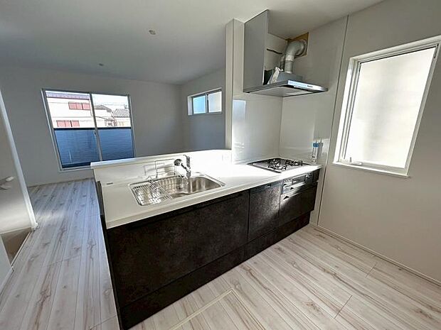 キッチン 家族とおしゃべりしながらお料理もできる対面式を採用。