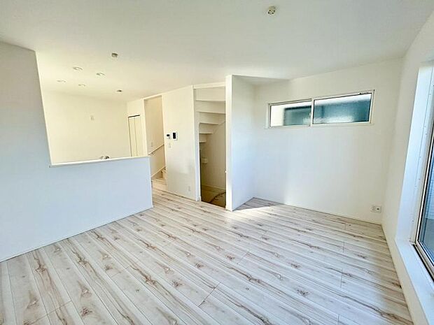 リビング 白を基調とした爽やかな色彩なので家具やカーテンの色を選びやすくなっていますので、お好きな色をお選びいただけます。