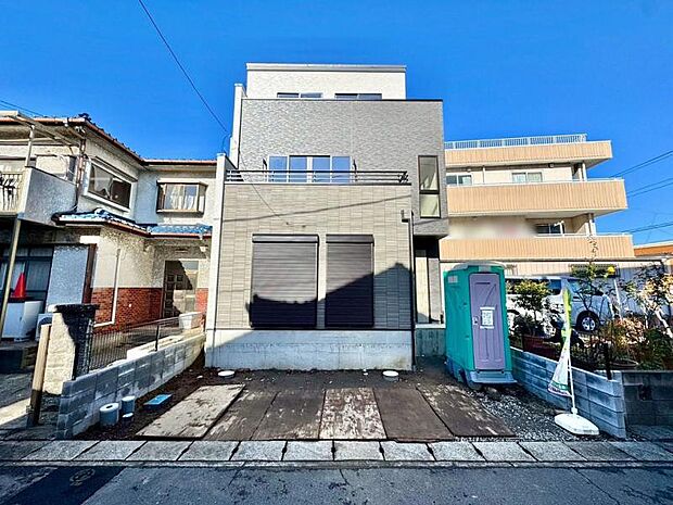 外観　東南道路により陽当たり良好！