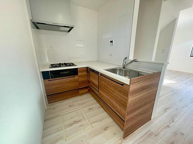 ■木目調の扉カラーがお洒落なシステムキッチン!食洗機装備!忙しい家事を時短化して時間を有効活用出来ます!