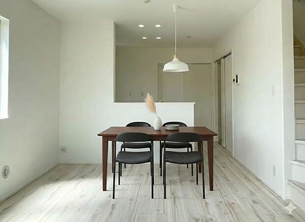 ※こちらの写真は現況の室内写真にCGを使用して家具等を合成加工したものであり、実際の室内状況とは異なります。なお当物件は家具付き物件ではありません。