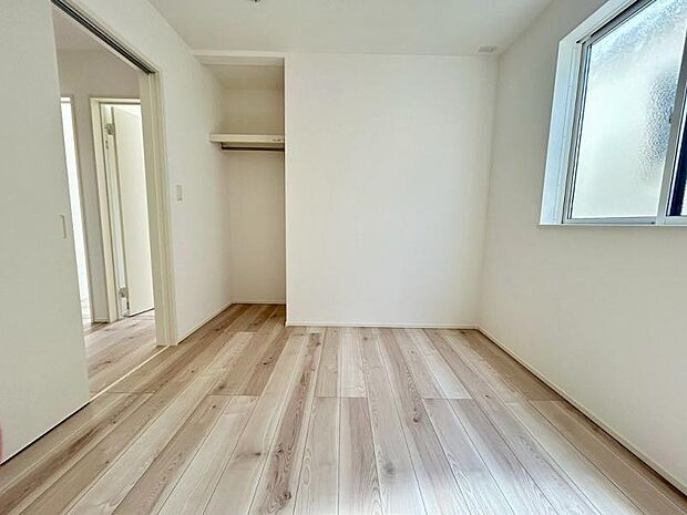 面倒なワックス掛けが不要なワックスフリー床材を採用。へこみや摩耗にも強いため、お子様が元気におもちゃで遊んでも、椅子の出し入れをしても安心。家事の負担を減らし、心のゆとりを生む住まいです。