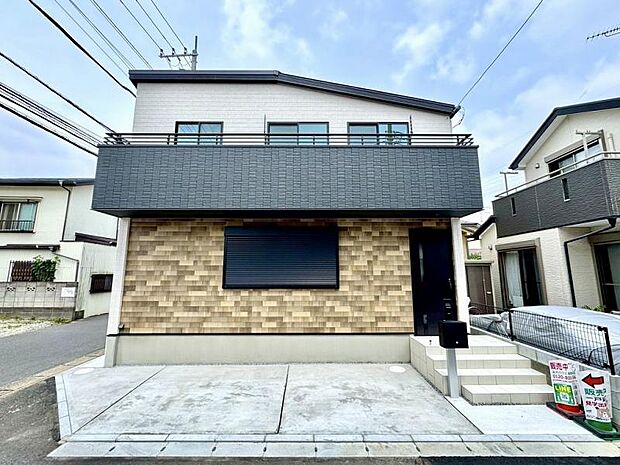 日当りの良い東南角地！高耐傷フローリングや人工大理石キッチンなど、美しさが続く高品質な設備が自慢です。浴室暖房機やワイヤレス子機付インターホンなど、日々の家事を支える「あったら嬉しい」が詰まった邸宅。