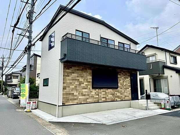 永大オリジナル施工の安心住宅。カードキー対応ドアでセキュリティも安心です。閑静な住宅街の角地という恵まれた立地に加え、耐久性の高い仕様を採用。家族の安全と建物の資産価値を長く守り続ける住まいです。
