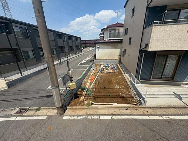 【現地写真】開放感あふれる南西道路面！さらに北西側が隣地駐車場のため陽当り・通風ともに良好です。小型車1台分のビルトイン車庫も備えています。（2026年5月撮影）