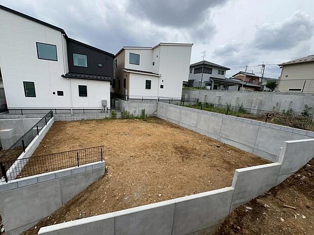 【現地写真】小学校や中学校、保育園、幼稚園がすべて徒歩10分圏内に揃う安心の教育環境!すぐ近くには公園も点在し、四季の自然に触れながら子どもたちが健やかに育つ住環境です。(A号棟 2026年6月撮影)
