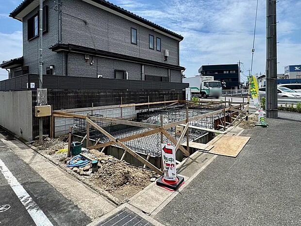東西両面道路。前後に遮るものがなく、心地よい陽光と風が室内までたっぷりと舞い込みます。