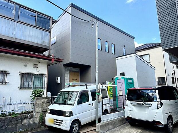 ロピアやSeriaまで徒歩3分!ドラッグストアやコンビニも徒歩圏内に揃い、日々の買い出しも快適です。