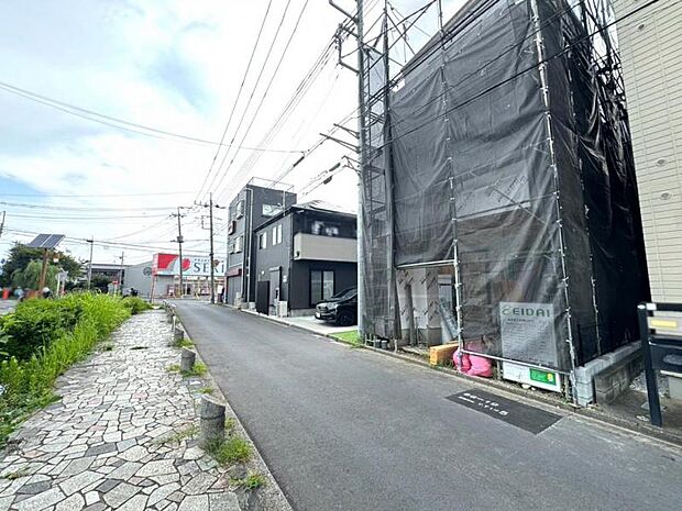 【現地外観写真】ヤオコーへ徒歩6分、ドラッグストアセキへ徒歩7分と買い出しスムーズ！宗岡小学校徒歩8分＆いろは親水公園徒歩10分で家族が心地よく暮らせる住環境です。（2026年8月撮影）
